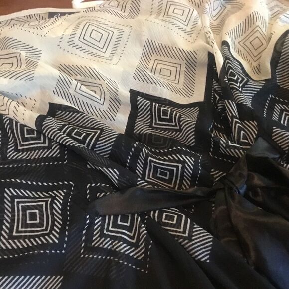 SALE. a BUY 2/$30. NWT.  Dots Brand Women’s Poncho Top in Women’s Size Medium - Picture 9 of 9